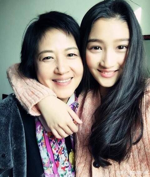 服装 关晓彤的妈妈底子很好，休闲风的服装穿出优雅气质，基因真好