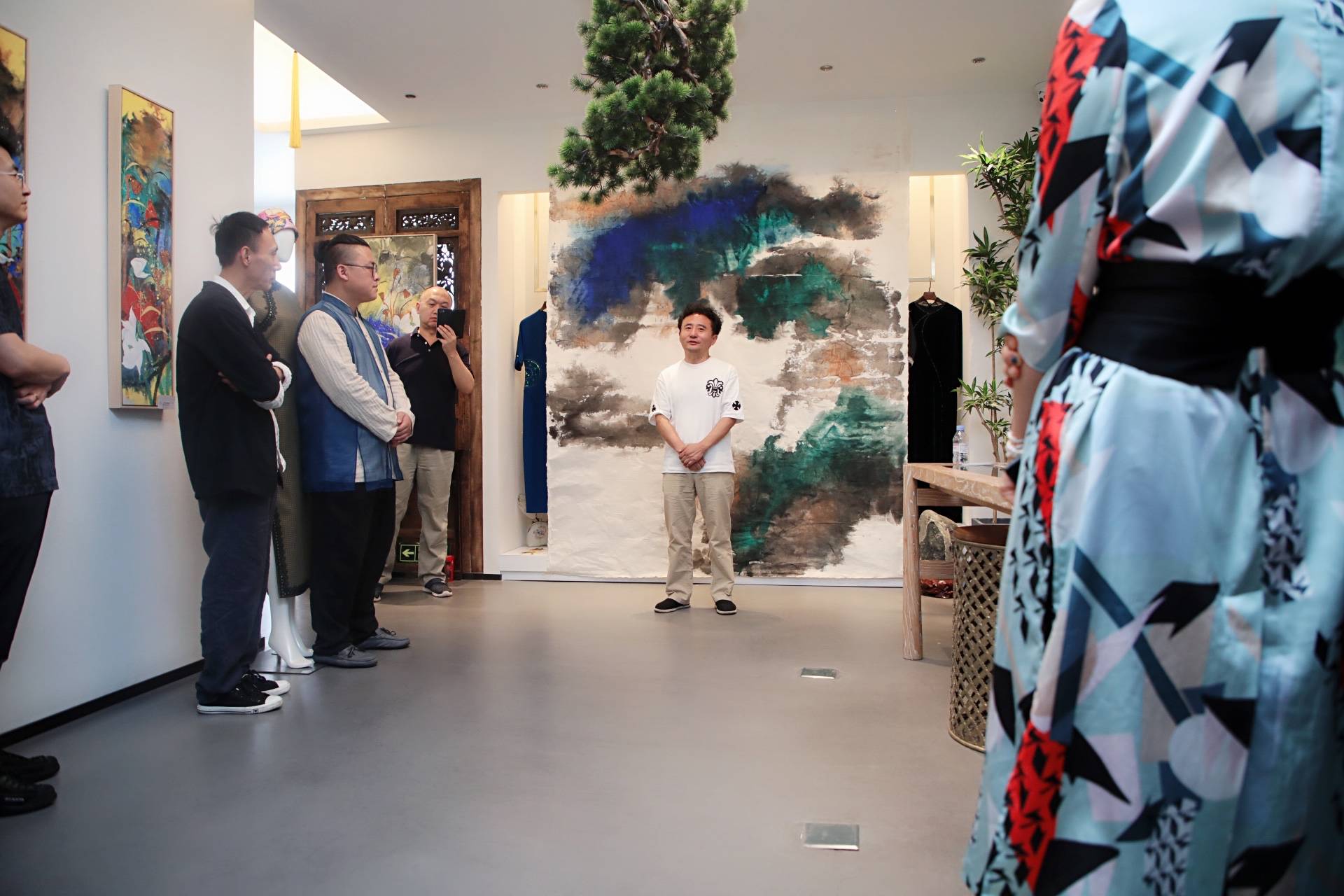 都能 迎国庆溢彩画与新中式服饰艺术展丨遇见美好的自己