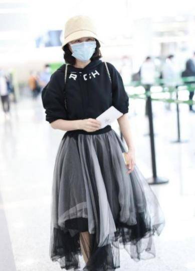 身材 43岁程莉莎穿灰色蓬蓬裙亮相，依旧少女感满满，减龄效果太好了