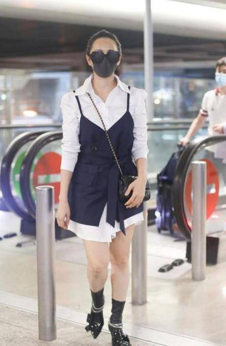短裙 伊能静跟老公机场甜蜜牵手，穿蝴蝶衬衫配短裙，看着比秦昊还年轻