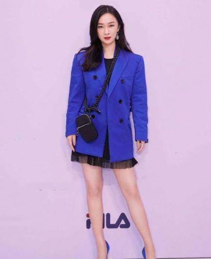 长度 林心如越活越美，穿黑色短西装配黑白印花裙，气质好又减龄