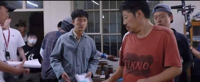 电视剧山海情拍摄花絮之导演杀青时黄轩痛哭张嘉译真打儿子演员