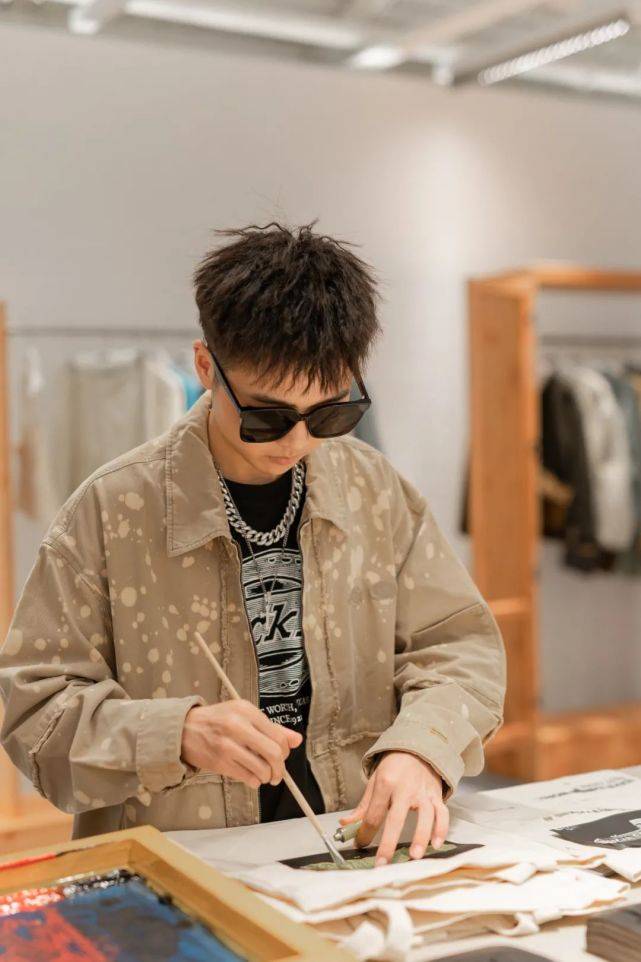 实验性 天猫开抢!Dickies新联名火爆首发现场,全渠道发售计划启动!