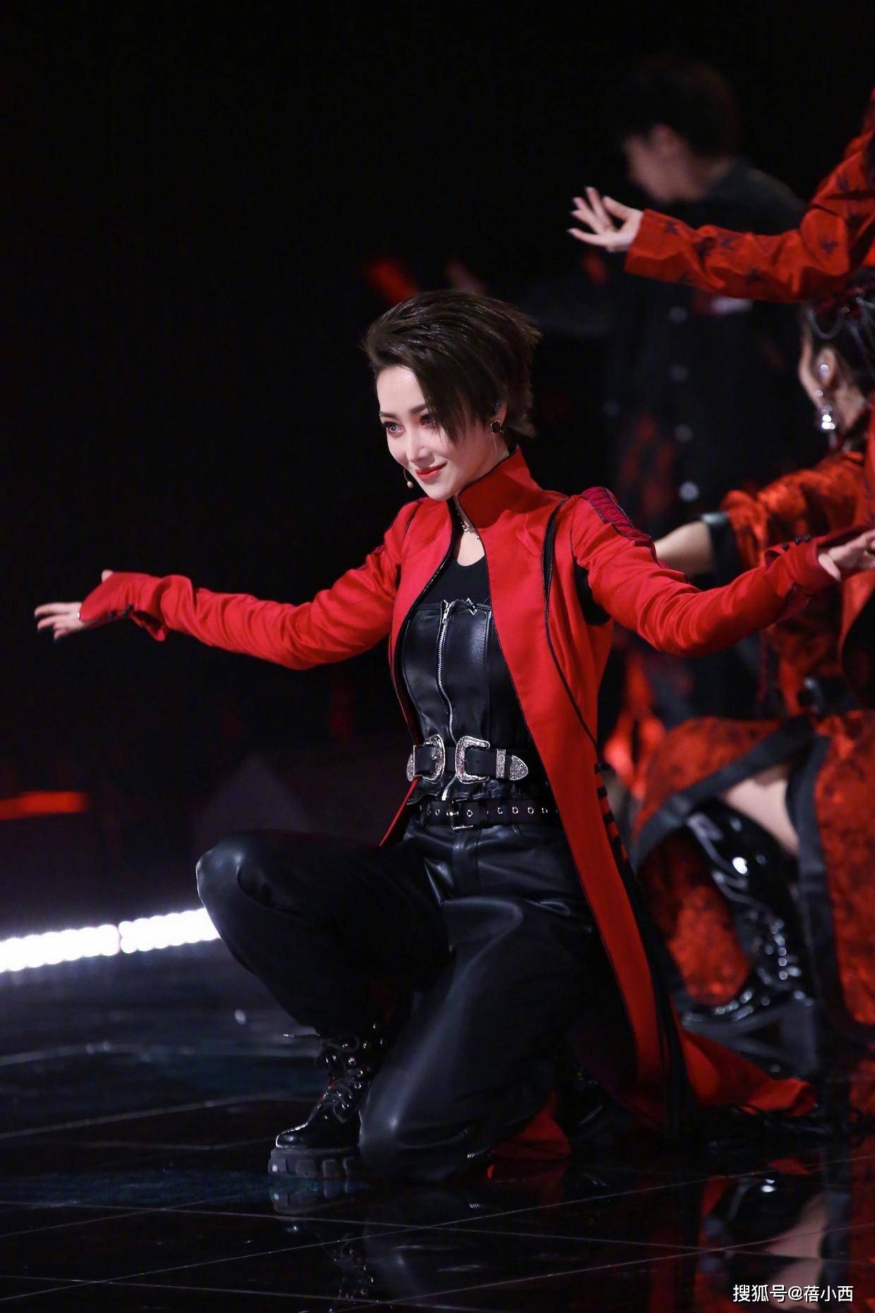 出圈 张馨予又美出圈了，穿黑色吊带配橘色开衫，美成“人间富贵花”