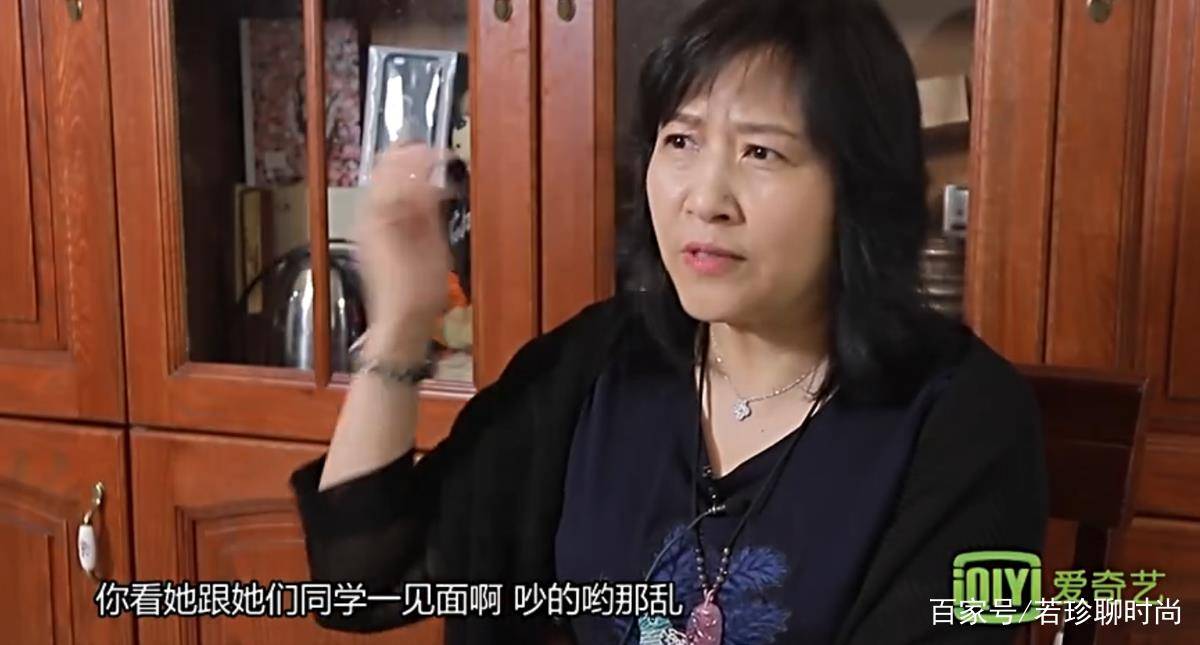 服装 关晓彤的妈妈底子很好,休闲风的服装穿出优雅气质,基因真好