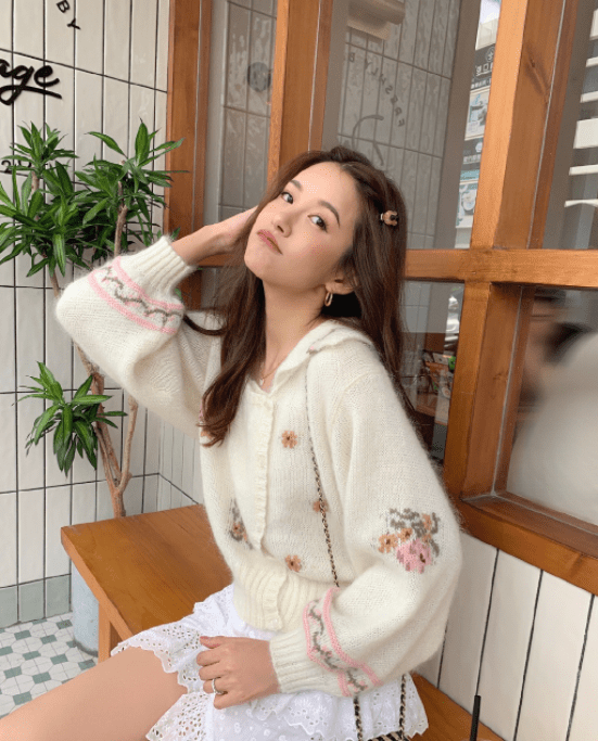 毛衣 张子萱真挺有气质的，穿毛衣显出奶甜气质，当妈不耽误当时尚达人