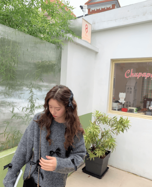 毛衣 张子萱真挺有气质的，穿毛衣显出奶甜气质，当妈不耽误当时尚达人