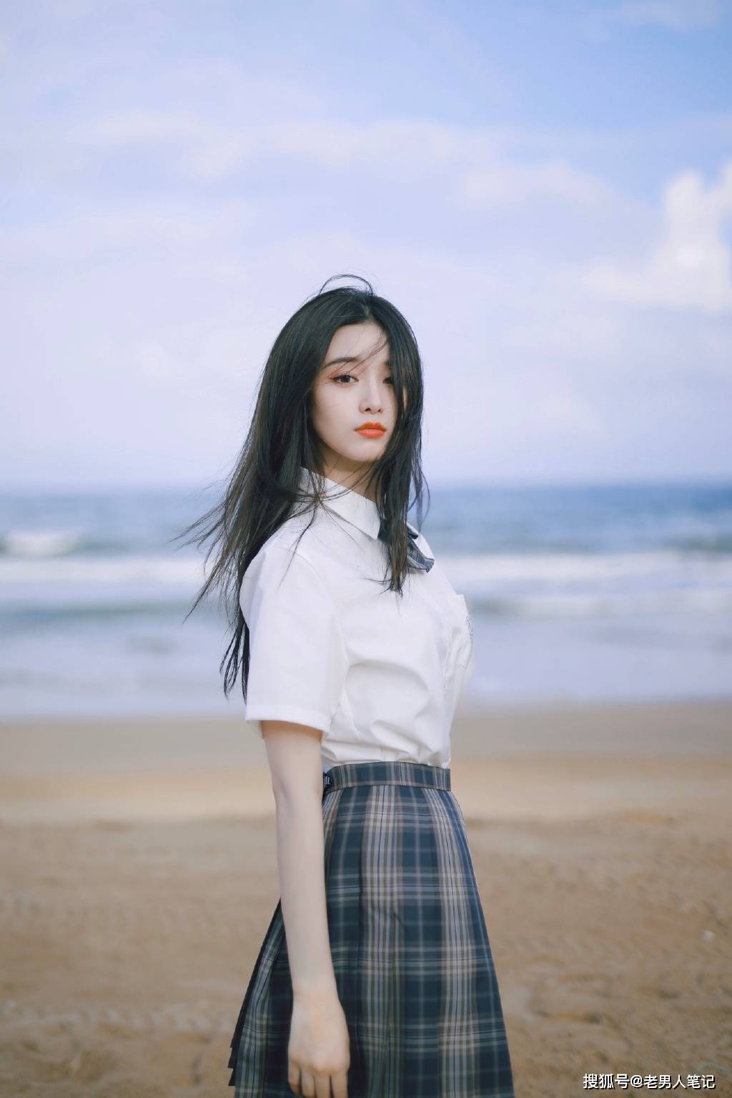 原创徐艺洋学院风大片白衬衫搭配格子裙满满的少女仪式感活力十足