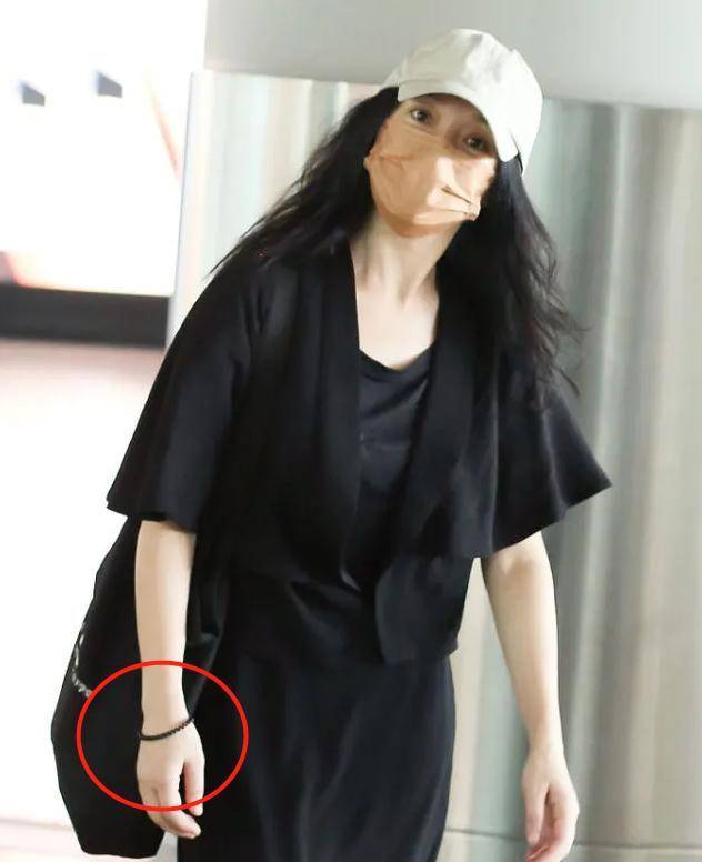 皮筋 周迅现身机场照片曝光，穿衣打扮接地气，手带廉价小皮筋！