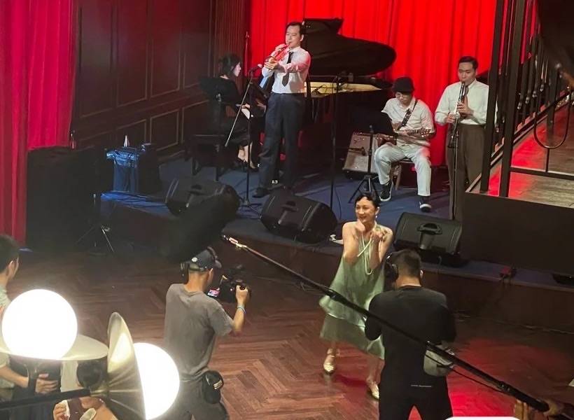 显得 没修图没打光的周迅，脸发福有双下巴腋下赘肉泛滥，是中年大婶！