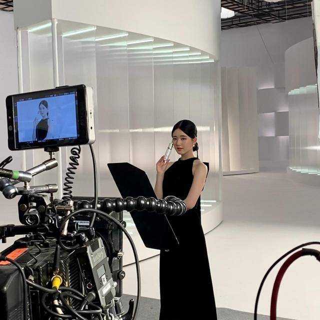 整体 “乖乖女”赵露思挑战成熟风，穿露背装气质高贵，又美又靓