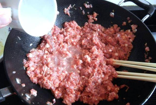 成小|馄饨别煮着吃,教你做成小生煎,好看又好吃,孩子每次一盘不够!