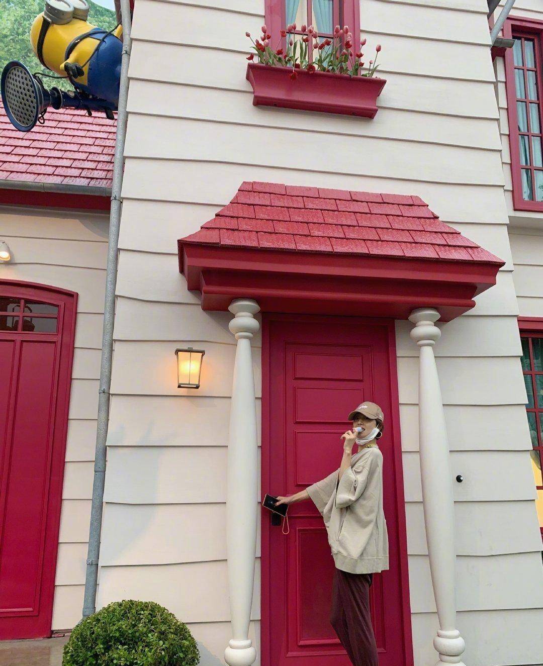 马伊琍 马伊琍环球影城plog来袭，穿着随性但挺时髦，T恤肥大也能驾驭