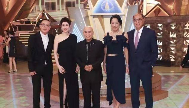 一身 郭晶晶62岁婆婆越来越大胆！穿紧身裙变性感女郎，为助阵港姐太拼