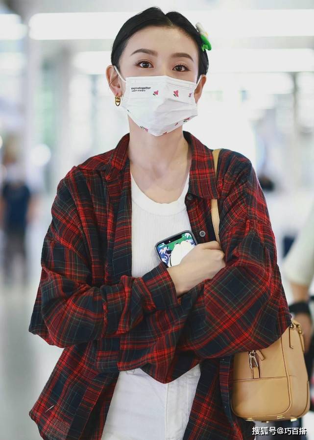 显得 宋祖儿真的很会穿!机场私服犹如走秀,简单干净的休闲时尚