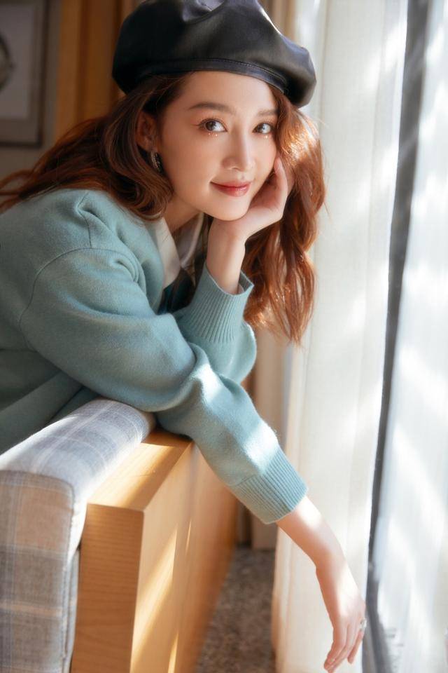 黑色 李沁又惊艳了，穿衬衫裙大胆扮“下衣失踪”，配针织衫宛如学生妹