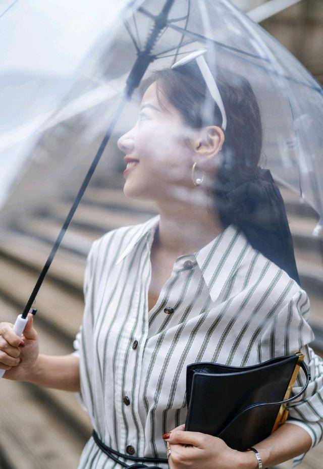 黑色 条纹衬衫可以有多美？搭卡其绿阔腿裤知性干练，气质提升十倍不止