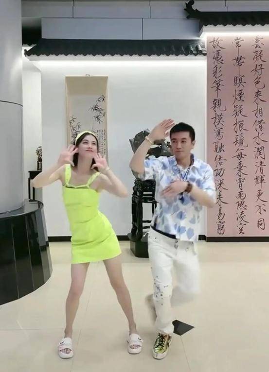 饱和度 黄圣依和老公同框尬舞，荧光色都敢随便穿，真羡慕黄圣依老公