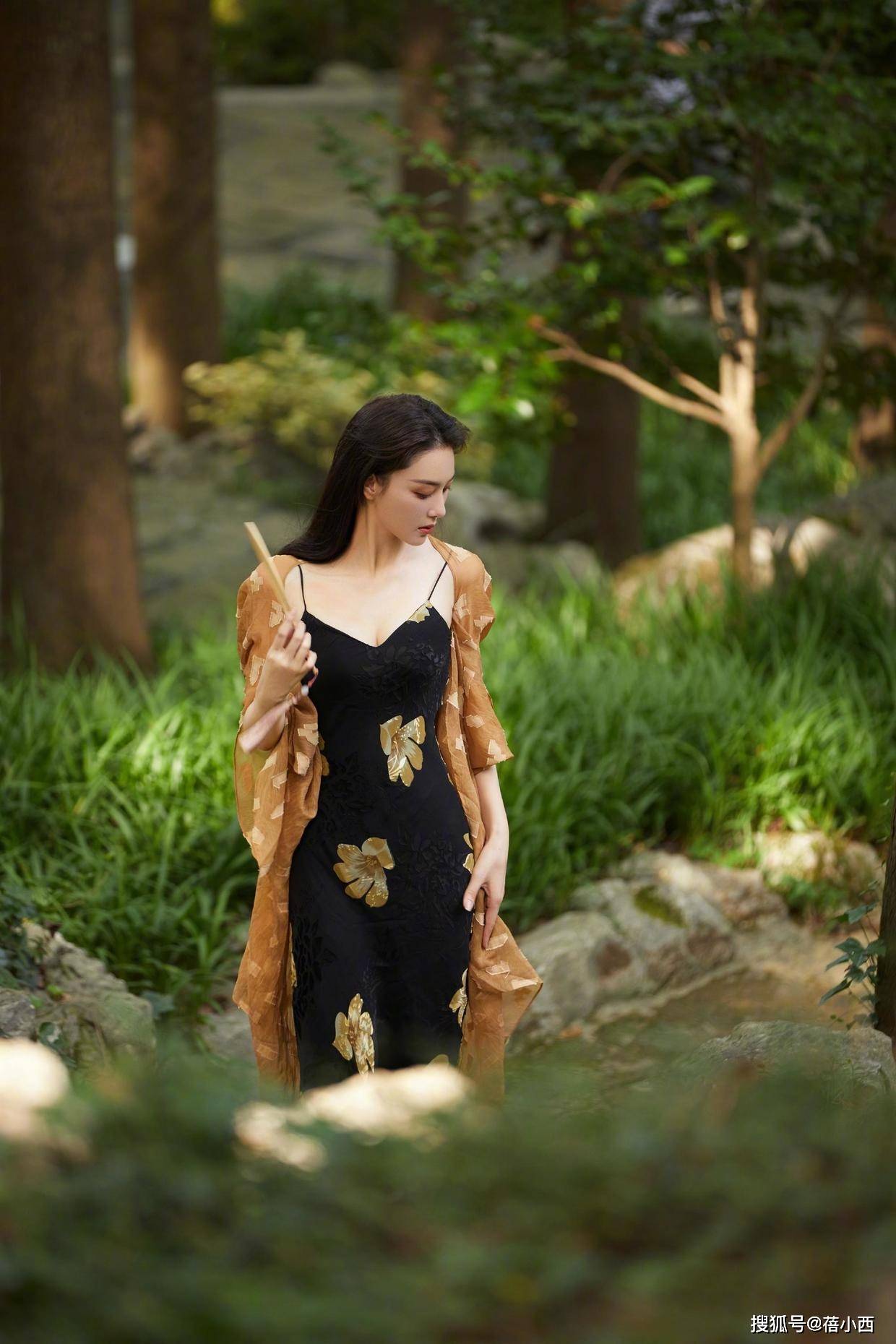 出圈 张馨予又美出圈了，穿黑色吊带配橘色开衫，美成“人间富贵花”