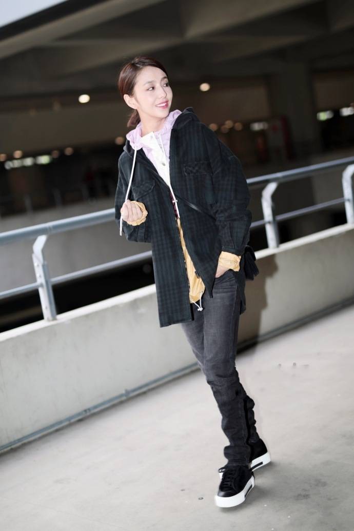 原创佟丽娅穿过膝长靴还裹一层塑料袋网友又解锁新时尚