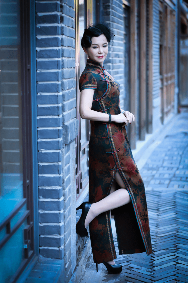 那件 金扣子--穿旗袍的女人，是不是身材都很好呢?