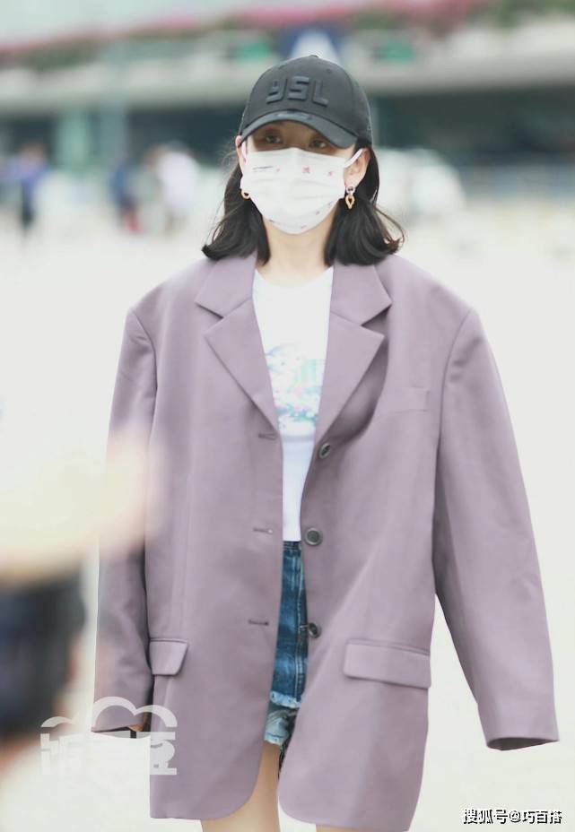 显得 宋祖儿真的很会穿!机场私服犹如走秀,简单干净的休闲时尚