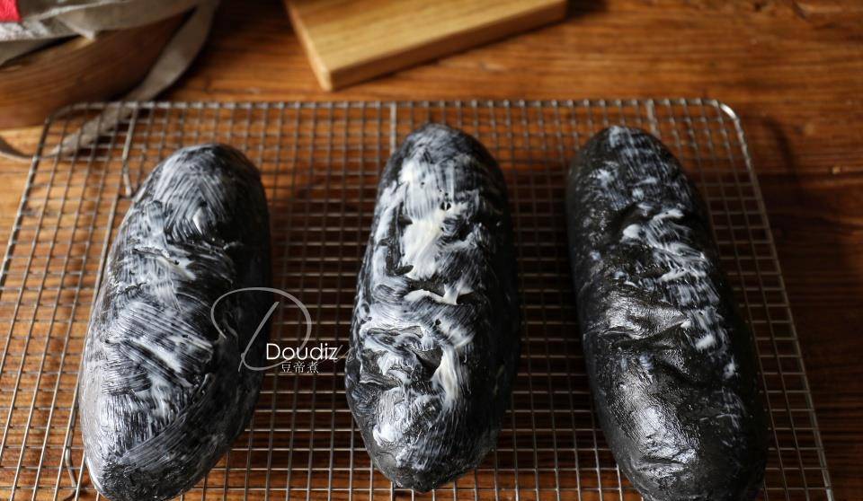 女朋友不要花只爱好吃的美食挽起袖子给做个黑炭面包备受好评