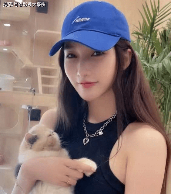 都美竹整容前旧照曝光，网友评价比现在好看，可惜以前的颜值了插图2