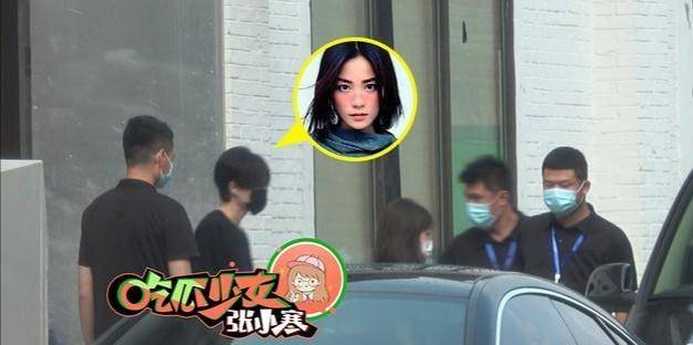 人气值 51岁王菲黑色打扮出门，坐车回8000万豪宅，多位工作人员高调陪同