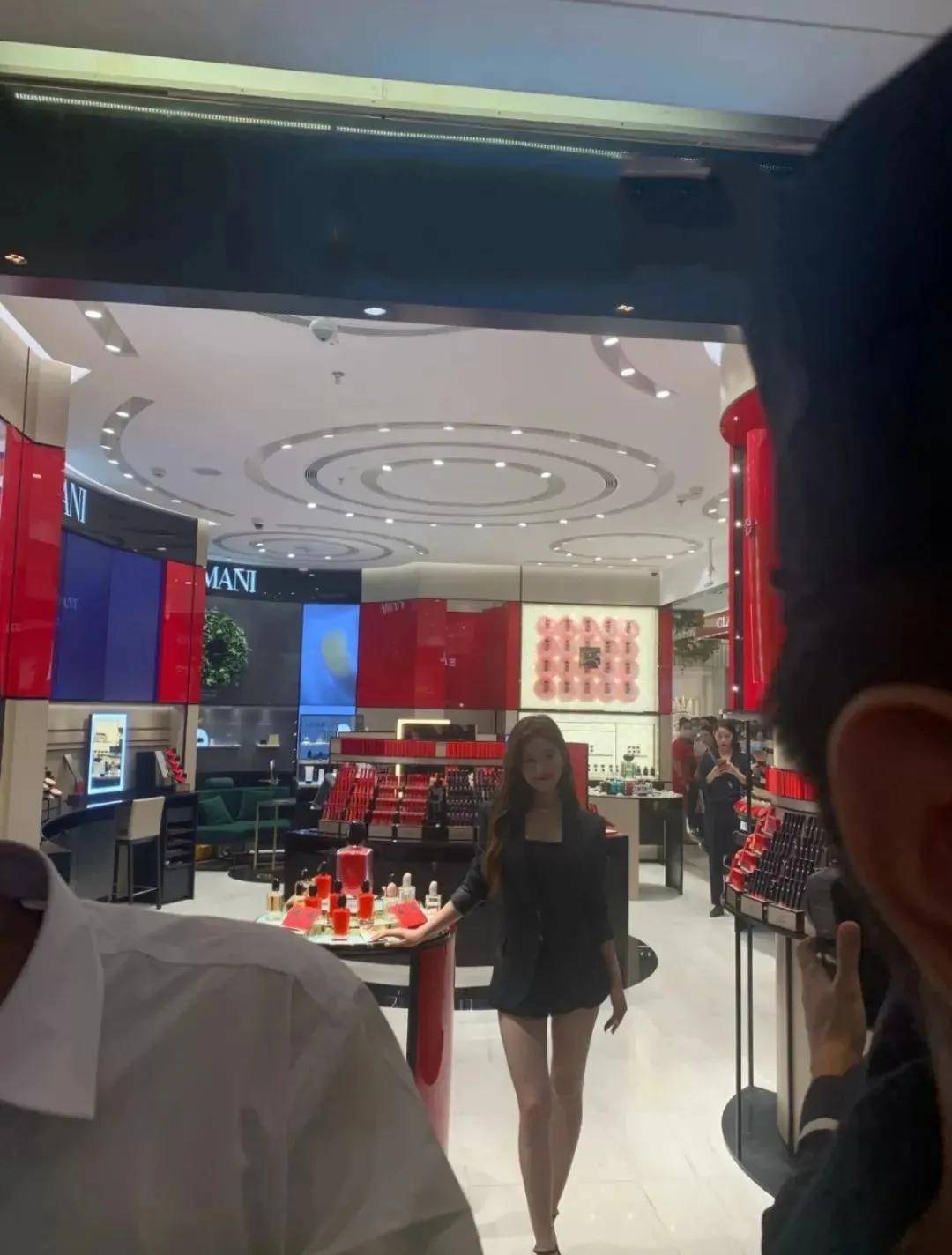 迪丽热巴路人镜头下的女明星：刘诗诗唐嫣法令纹明显，迪丽热巴童瑶身材好