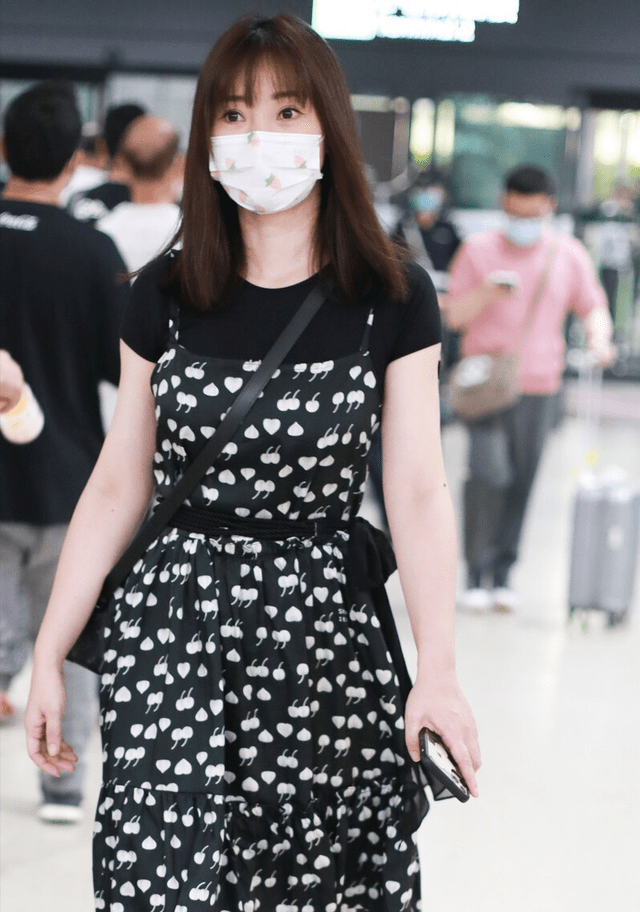 魅力 柳岩的裙装都很低调,可看着却移不开目光,又纯又欲的风格撩人