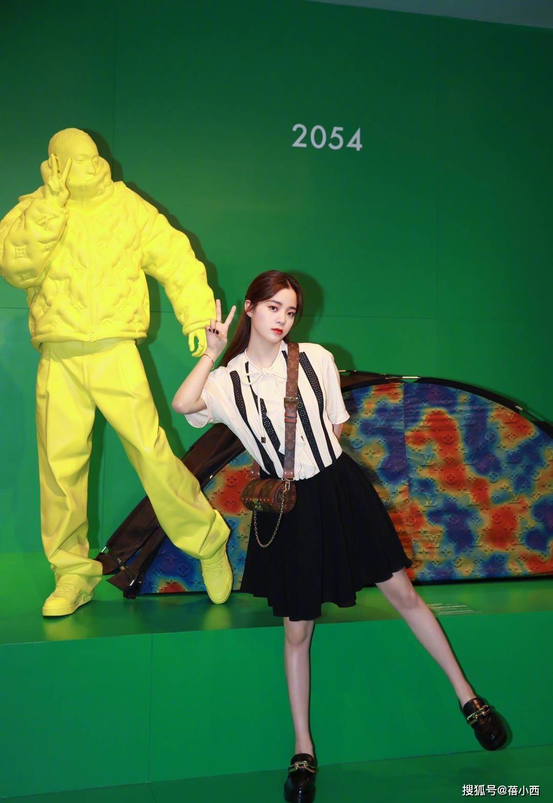 视觉 欧阳娜娜打破传统风格，“吊带+背带”搭配真时髦，这样穿更洋气