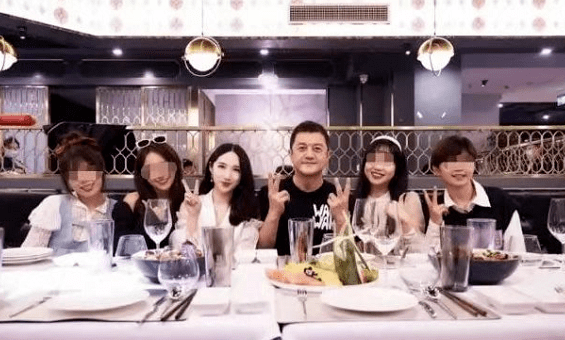 生日 李亚鹏正式过50岁生日好心酸！穿唐装变老头，小19岁女友一直没在