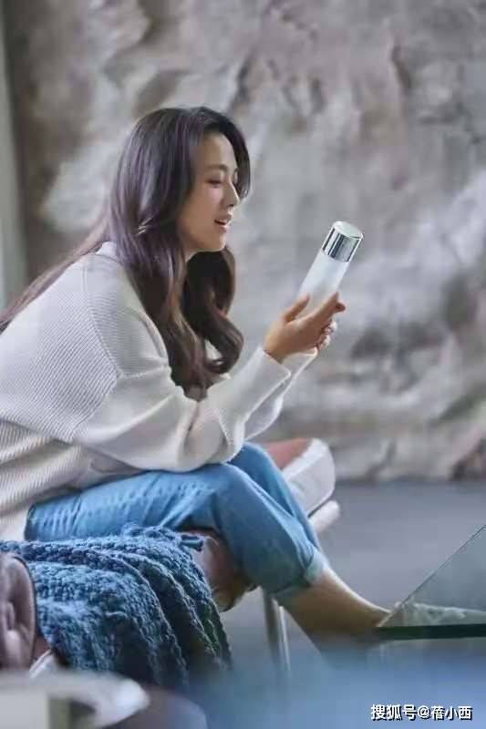 汤唯 被42岁汤唯的气质沦陷了,穿简约白衬衫配半身裙,满满的优雅感