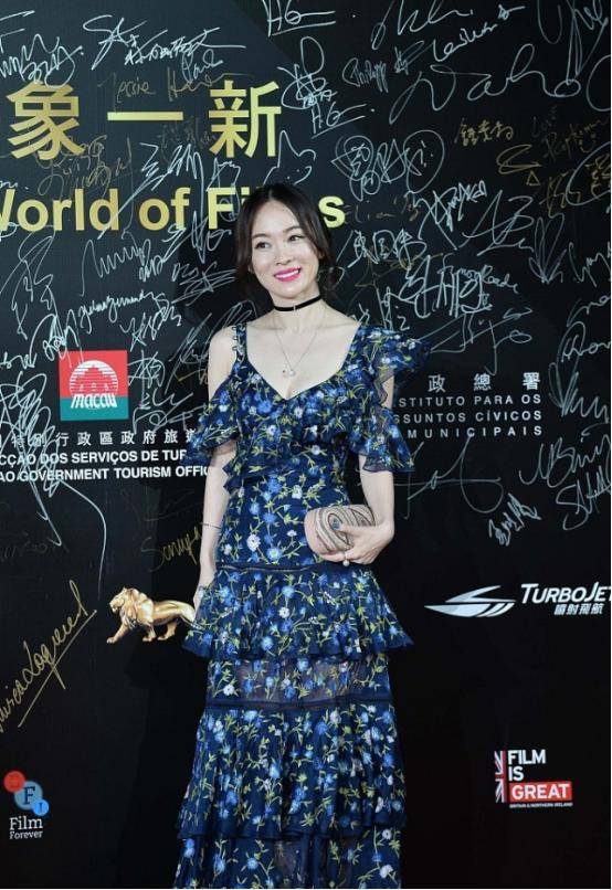 设计 霍思燕花色穿搭挺有韵味,在杜江身旁也穿这么清凉,很有女人味