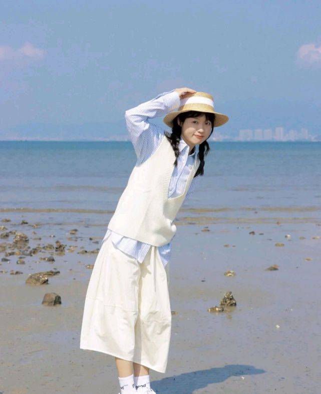 服装 针织衫马甲叠穿衬衫,也可以穿出耀眼夺目的感觉,时尚就这么简单