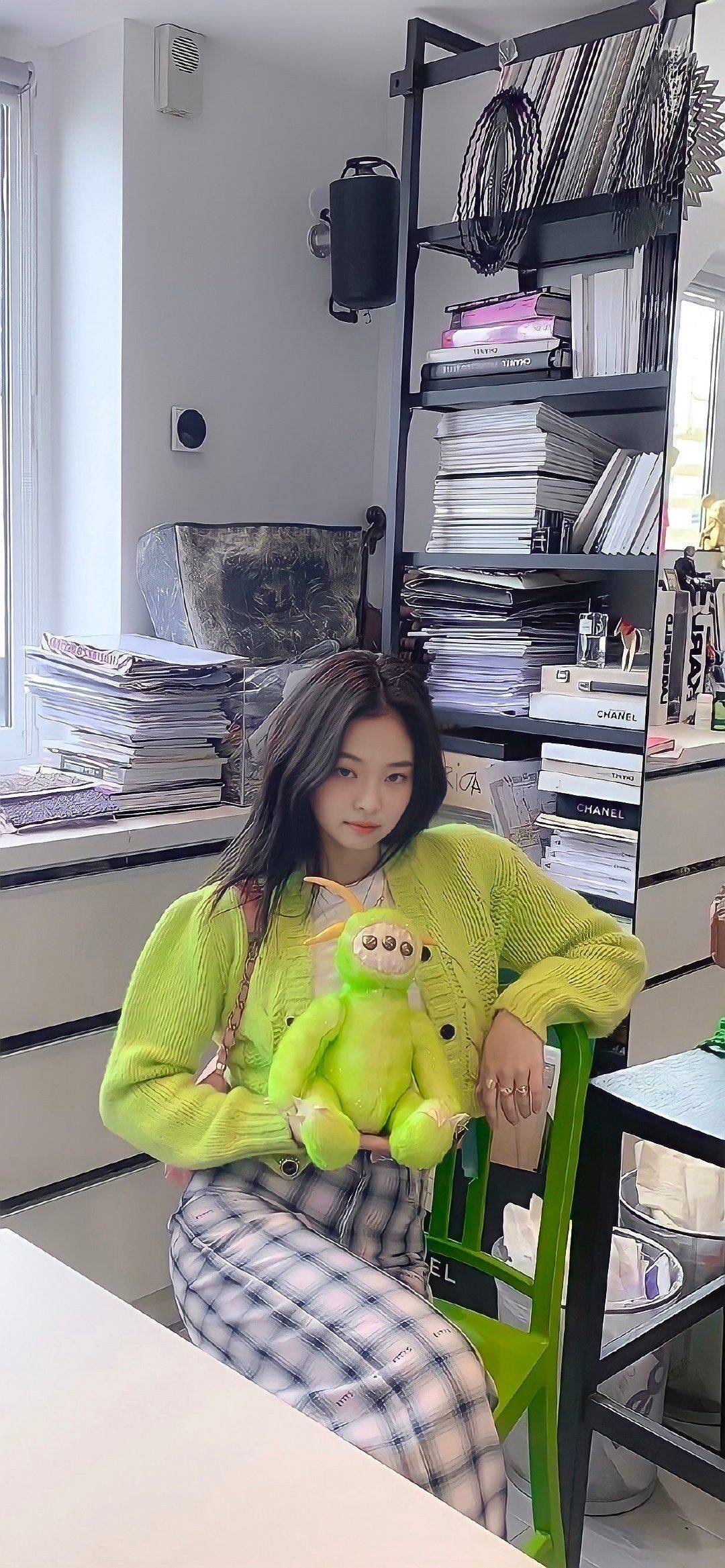 网友Jennie赴时装周，机场穿搭亮点满满，越来越有男友权志龙的味道