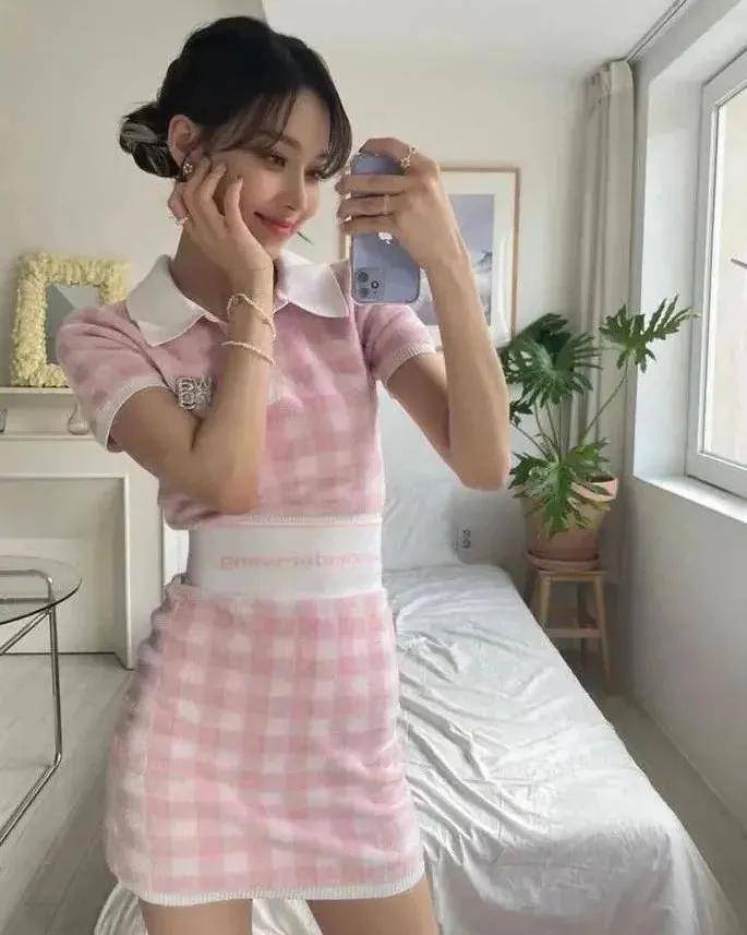 白女士 秋天换季穿啥？网友：女明星都钟爱的针织单品是时候安排了！
