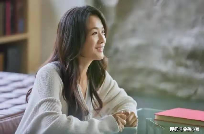 汤唯 被42岁汤唯的气质沦陷了,穿简约白衬衫配半身裙,满满的优雅感