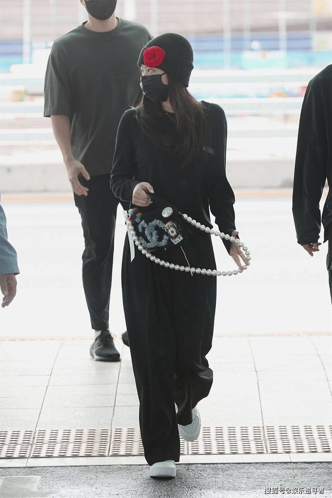 黑色 BLACKPINK Jennie前往巴黎，衣服却成焦点，至少有3个品牌？