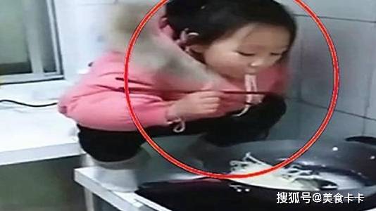 家长|妈妈下班回家后没看到女儿，走进厨房一看哭笑不得，网友笑喷了