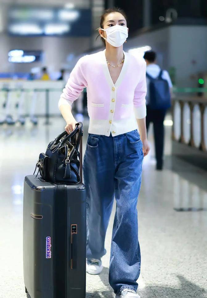 身材 刘雯新发型大变样！穿针织衫高扎丸子头太酷，天然头额骨极具特色