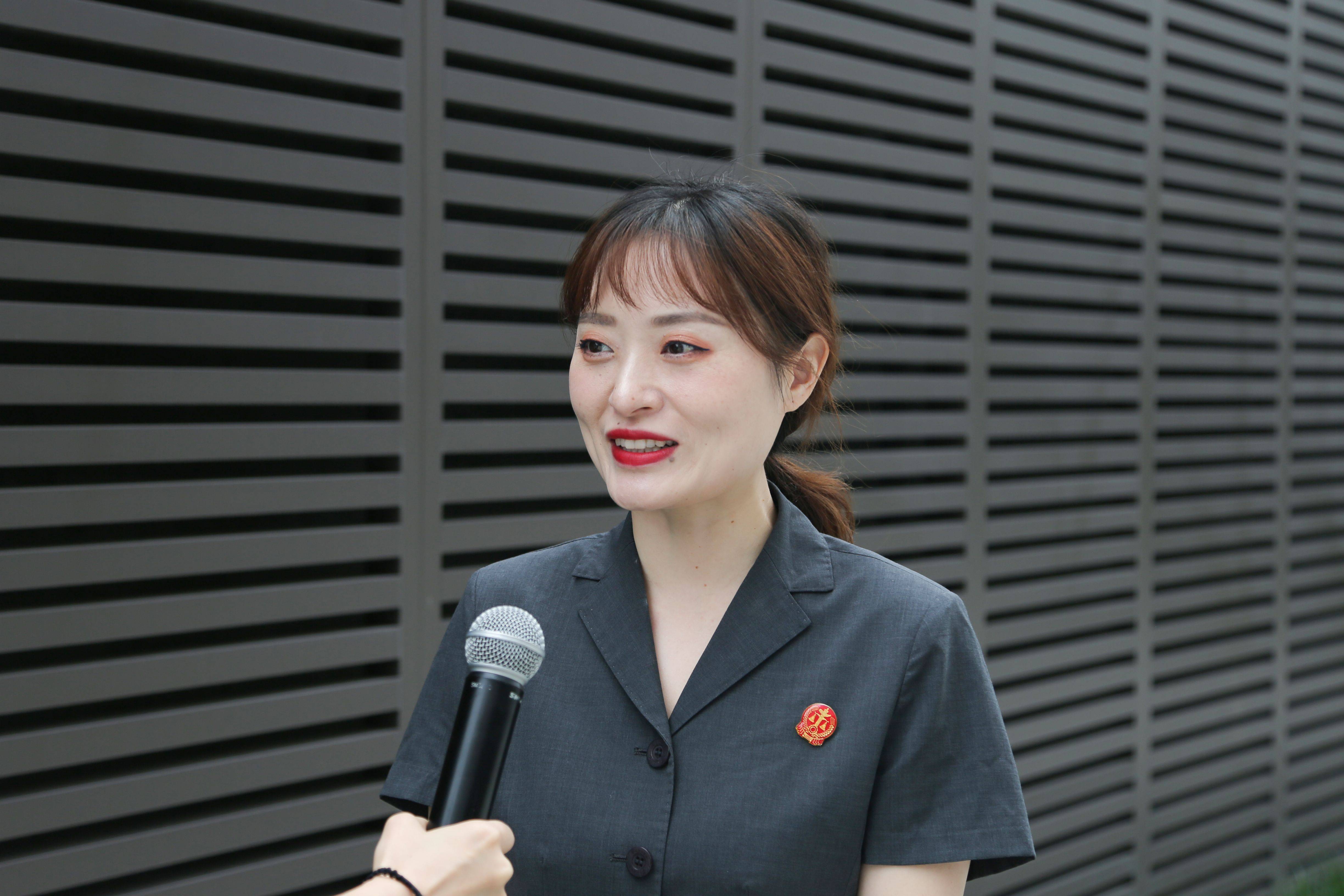 瞧一位火辣热忱的网红法官