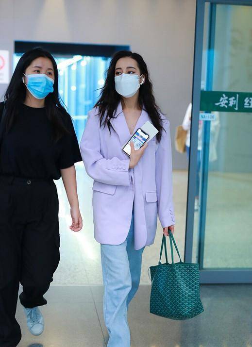 色彩 蒋勤勤换了风格更减龄,绿色西装配牛仔裤穿搭,看起来像18岁少女