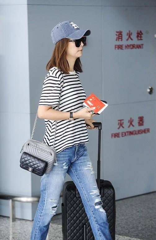 和林 李小冉的肌肤真的好白，和林心如穿相似的短袖，气质却完全不同