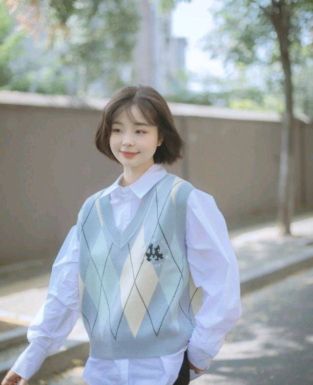 服装 针织衫马甲叠穿衬衫,也可以穿出耀眼夺目的感觉,时尚就这么简单