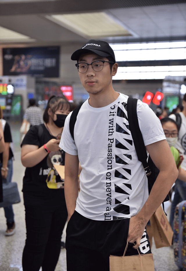 黑色 经典配色多受欢迎，看看运动员许昕就知道了，低调装扮很稳重