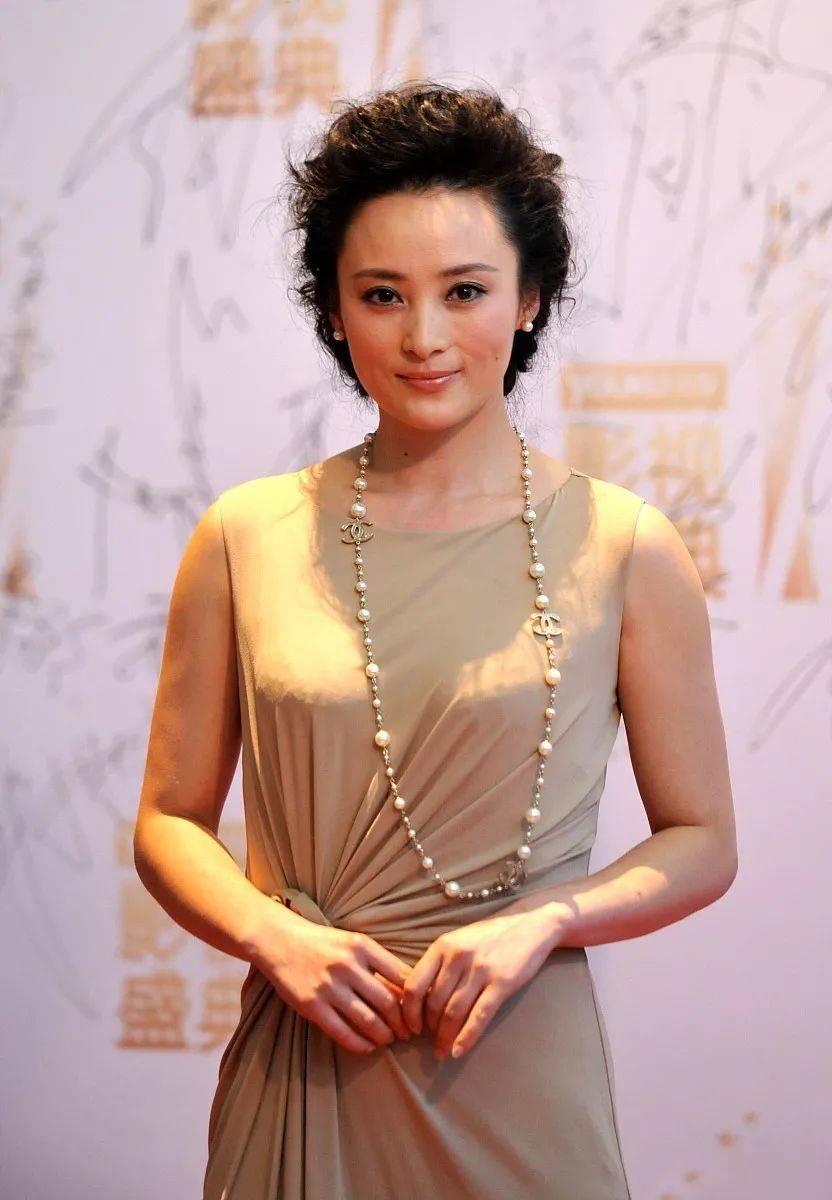 身材 蒋勤勤太会穿了,纯色“连衣裙”腰间打个结,美得精致又很高级