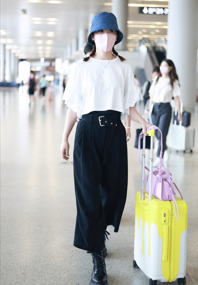 蔡卓妍 蔡卓妍的私服轻松又时尚，会搭配的女人更有魅力，轻松提升气质