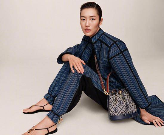 身材 刘雯新发型大变样！穿针织衫高扎丸子头太酷，天然头额骨极具特色